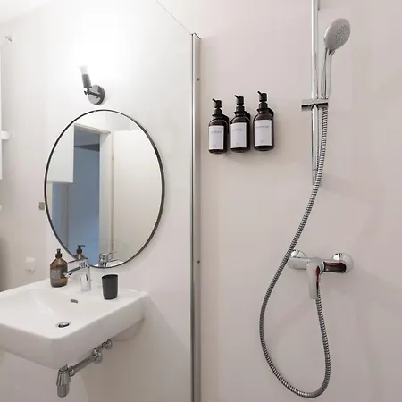 Quiet Courtyard Altstadt - 2br, Lift&free Parking By Hero Homes Apartment