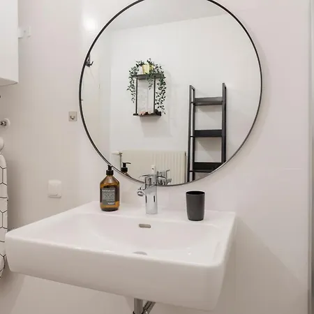 Quiet Courtyard Altstadt - 2br, Lift&free Parking By Hero Homes *