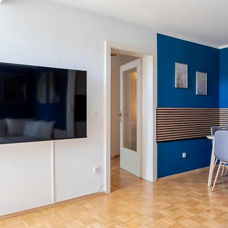 Quiet Courtyard Altstadt - 2br, Lift&free Parking By Hero Homes Apartment