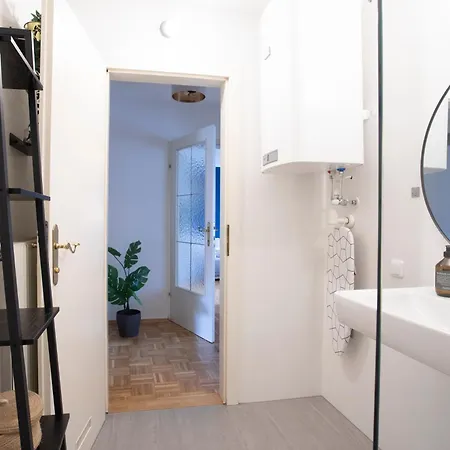 Apartment Quiet Courtyard Altstadt - 2br, Lift&free Parking By Hero Homes Graz