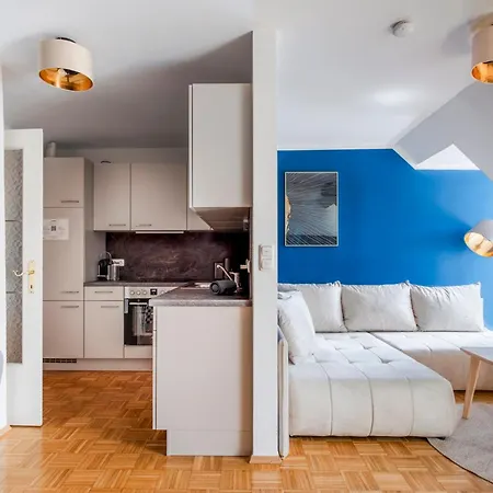 Quiet Courtyard Altstadt - 2br, Lift&free Parking By Hero Homes Apartment *