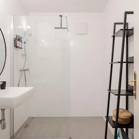 Quiet Courtyard Altstadt - 2br, Lift&free Parking By Hero Homes Apartment *